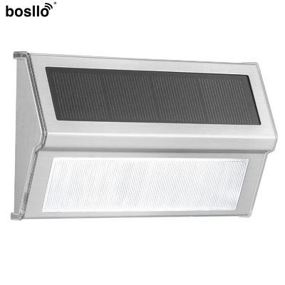 Un buon prezzo. Le lampade solari impermeabili illuminano il vostro spazio risparmiando energia in linea